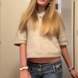 Grå stickad tröja other stories  - Säljer denna tröja fast i grå! Skit snygg trekvartsärmad tröja från other stories 