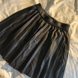 Svart plisserad kjol från Zara - Supersöt kjol från Zara! Storlek 140❣️❣️ Har aldrig använts ❣️ pris kan diskuteras!! 