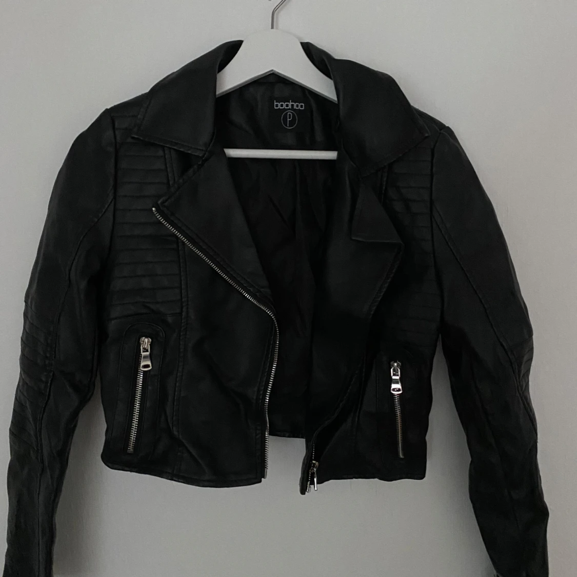 Svart skinnjacka från Boohoo - 1