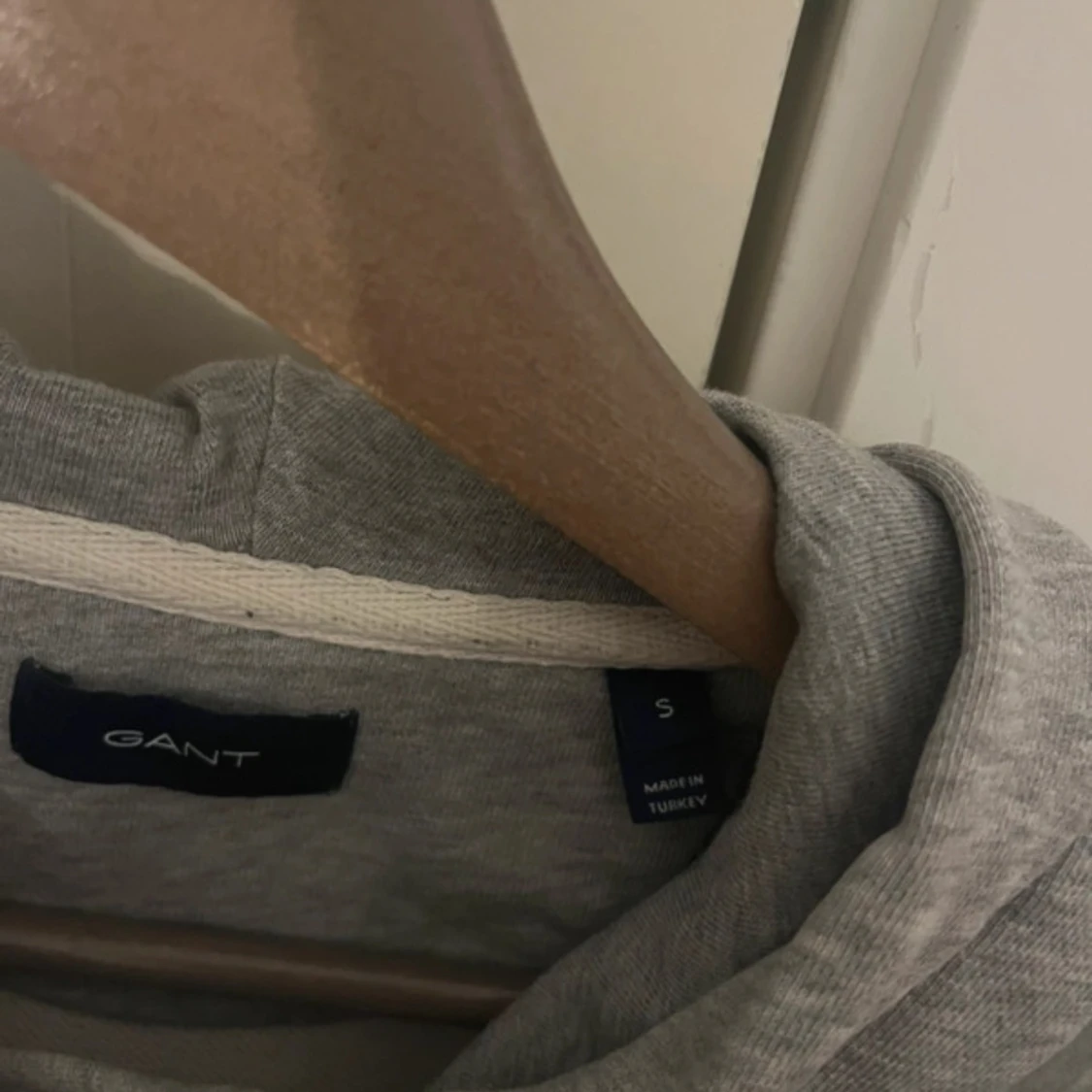Grå hoodie från GANT - 2