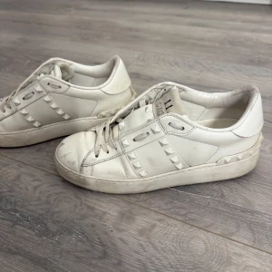 Valentino skor - Vita Valenntino skor med nitar. Dom är väl använda men går att tvätta dom (har gjort det sen innan).storlek 35.5 men funkar som 36. Kan tänka mig sänka dom i pris. Köpte dom begagnade så har inte kartong.💞💞