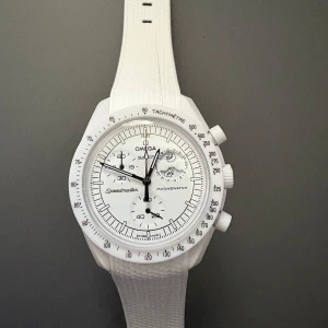 Omega moonswatch - Mycket bra skick. Gummi band på klockan, original band medföljer.