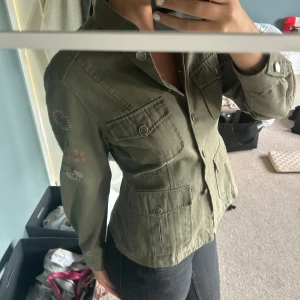 Grön/kahki  - Jättefin jacka som även går att använda som tröja/skjorta💕