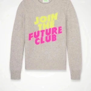 Grå stickad tröja från From Future - Fin tröja från from future. På tröjan står det ”join the future club. Tröjan har inga defekter, förutom lappen på tröjan som är aningen smutsig, men inget man tänker på💗 priset är diskuterbart och tryck gärna på köp nu! Tröjan är i 100% Kashmir. 