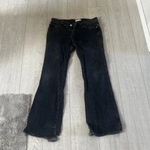 Svarta bootcut jeans från Perfect Jeans - Svarta jeans med bootcut passform från Perfect Jeans, storlek 40. Klassisk femficksmodel. Jeansen har normal midja och är tillverkade i robust denim. Perfekt för dig som gillar en avslappnad och cool stil. Lite slitna vid benen❤️ PRIS KAN DISKUTERAS 