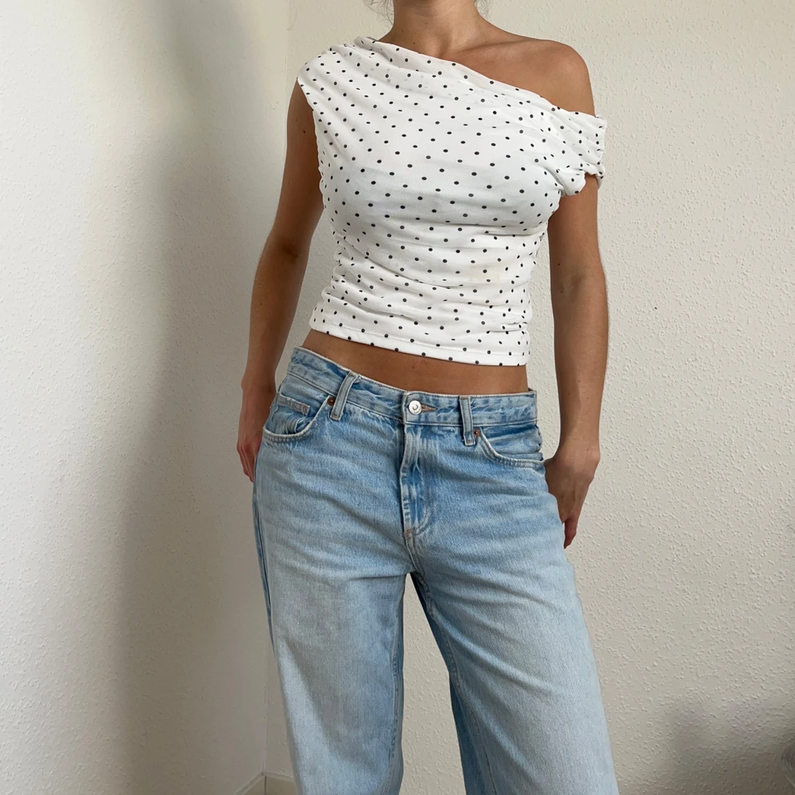 Vit prickig oneshoulder topp