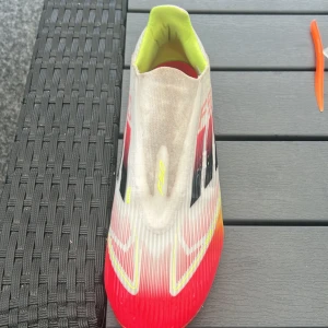 F50 - Säljer ett par F50s i storlek 43,5. Använt i ca 4 månader men dem funkar jätte bra. Priset är ej hugget i sten.