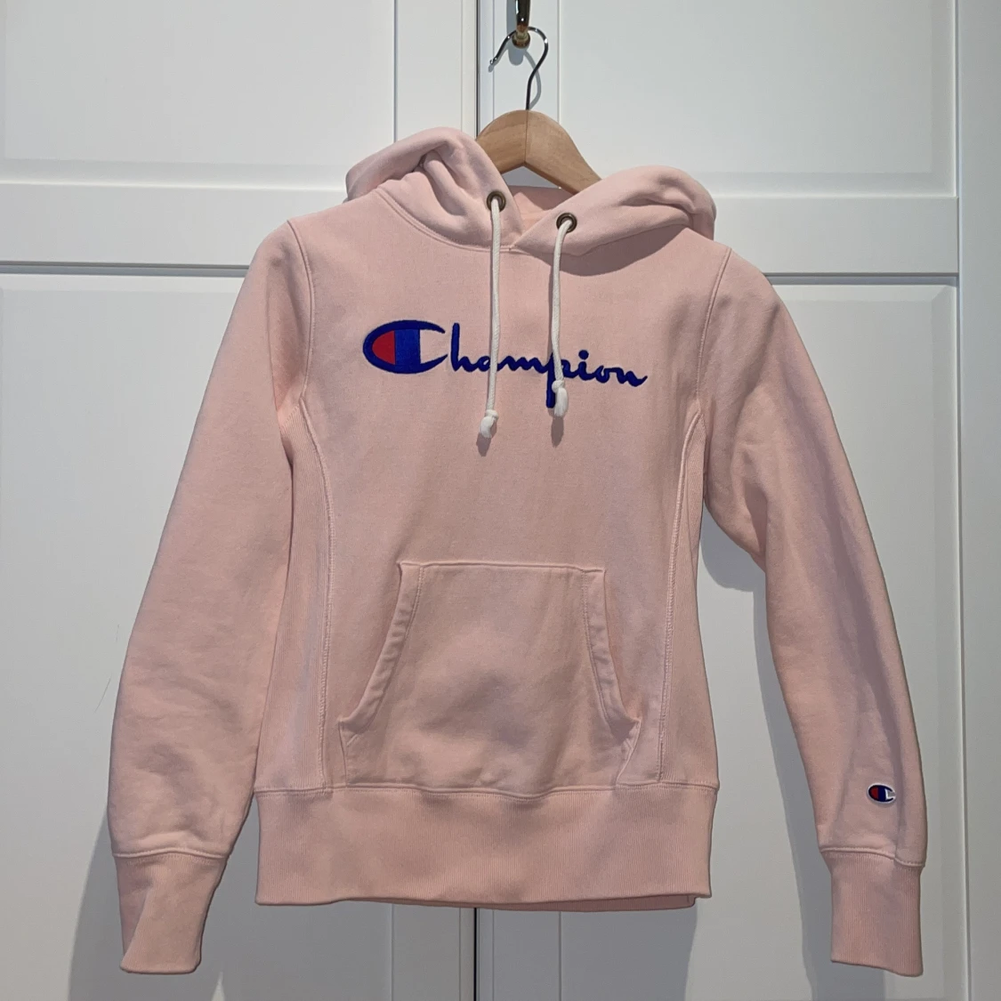 Ljusrosa Champion hoodie med logga, storlek xs