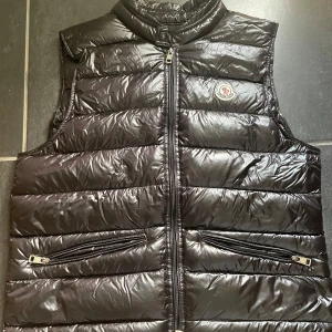 Moncler väst  - Säljer nu min Moncler väst då den inte kommer till användning längre det är en storlek M men den är lite liten i storleken. För flera bilder eller frågor så tveka inte på att skriva!
