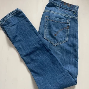 Blå dondup george jeans - Tja, säljer nu dessa sjukt snygga dondup george i storlek 31. Dessa dondup är ett par OG vilket man kan se på att de är ett större D på högra bakfickan än vad det är på de andra modellerna. Ligger nu ute för 949 kr men priset är inte hugget i sten. Vid frågor eller funderingar är det bara att höra av sig. 