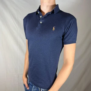 Ralph Lauren Pike - Hej säljer min fina Ralph Lauren pike i stormen S. Den är i nyskick och kommer vara super snygg vid skolstart. Nypris ca 1500kr!