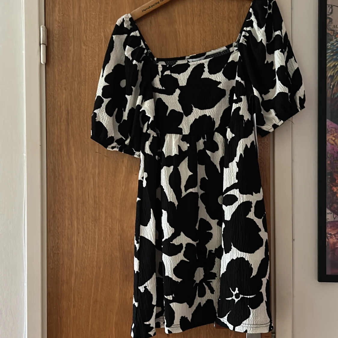 Svartvit blommig klänning Bubbleroom