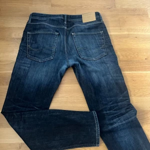 Mörkblå jeans Clark Regular Fit 32/32 - Snygga mörkblå jeans från Jack & Jones | Clark/regular fit | 9/10 skick | W:32 L:32 | skriv vid minsta fundering