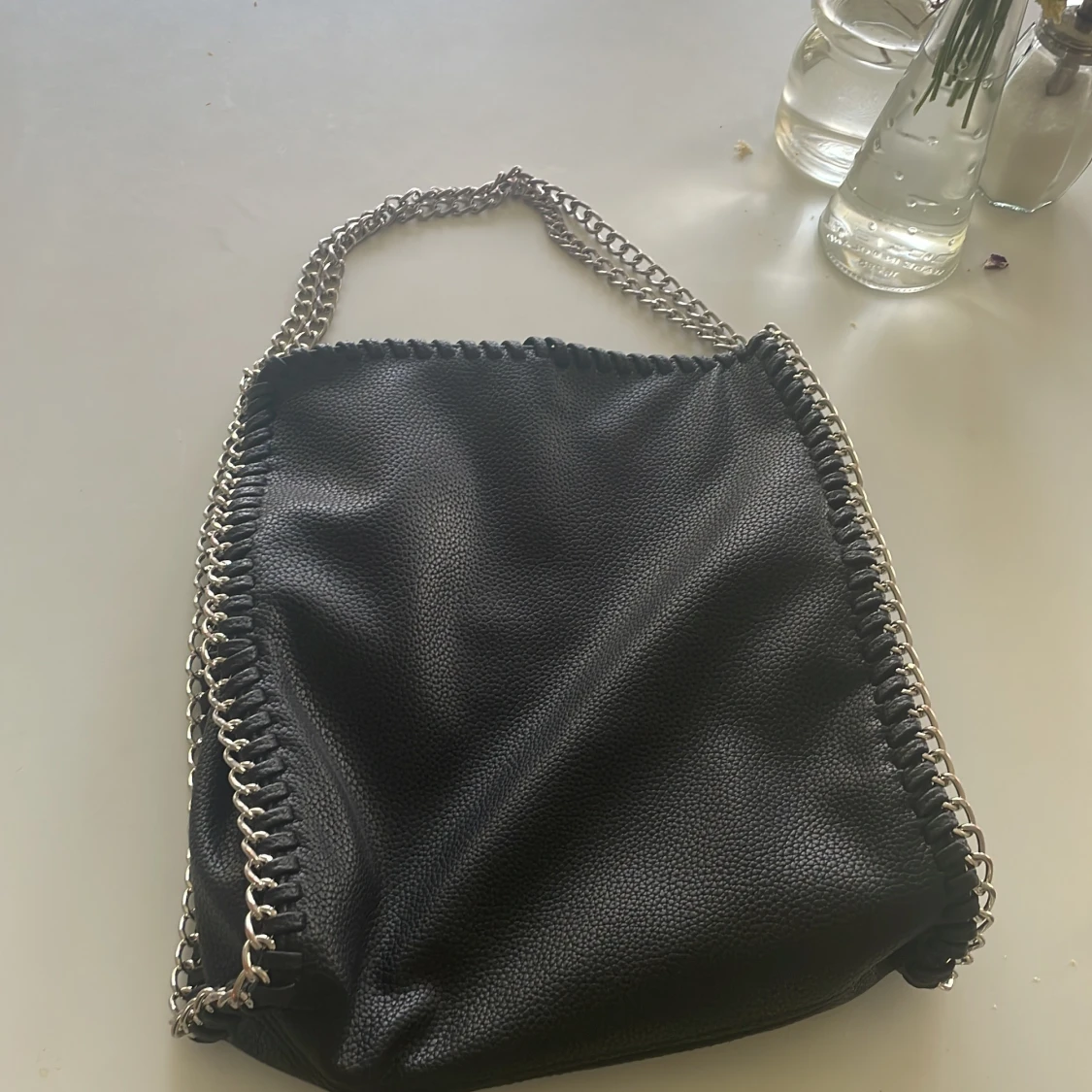 Svart axelväska med kedjedetaljer - 3