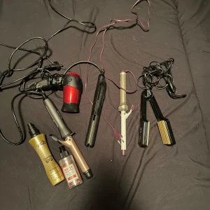 hårstylingverktyg - Samling med hårstylingverktyg: röd hårfön, svart plattång, locktång i beige och vit, svart vågtång samt två värmeskyddssprayer från got2b och L'ange. Perfekt för att skapa olika frisyrer och skydda håret mot värme. Säljer allt tillsammans för 399kr elr separat Röd hårfön-30kr 2 plattånger- 70kr styck 2locktånger- 70kr styck 1 vågtång- 70kr 2 värmeskydd ena är nästan helt ny o andra mer än hälften- 100kr för båda