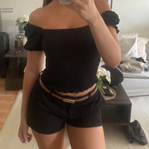 Svart topp med puffärmar - Svart topp som går att ha off shoulder och ”vanligt”. Jättefin men kommer tyvärr inte till användning längre. Använd max 10 ggr. Köpt för ca 400.