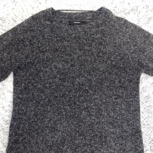 Mörkgrå stickad tröja Vero Moda - Säljer en mörkgrå stickad tröja från Vero Moda i storlek M. Tröjan har en enkel och clean design med rund hals och långa ärmar. Materialet är mjukt och fluffigt, perfekt för kyliga dagar. Passformen är normal och funkar till många olika stilar🥰