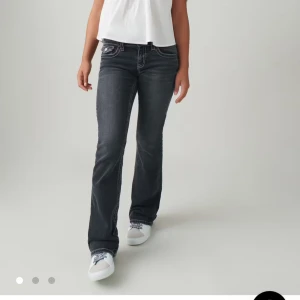 Grå bootcut jeans - Snygga gråa jeans från Gina tricot Young med bootcut och medel-låg midja. Köpta förra året helt utan defekter. Nypris 360kr