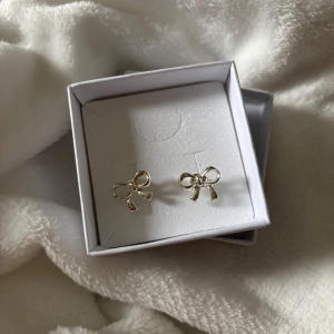 rosett örhängen  - supersöta rosett örhängen från Glitter, aldrig använda endast testade men rengörs innan dom skickas iväg. 🎀