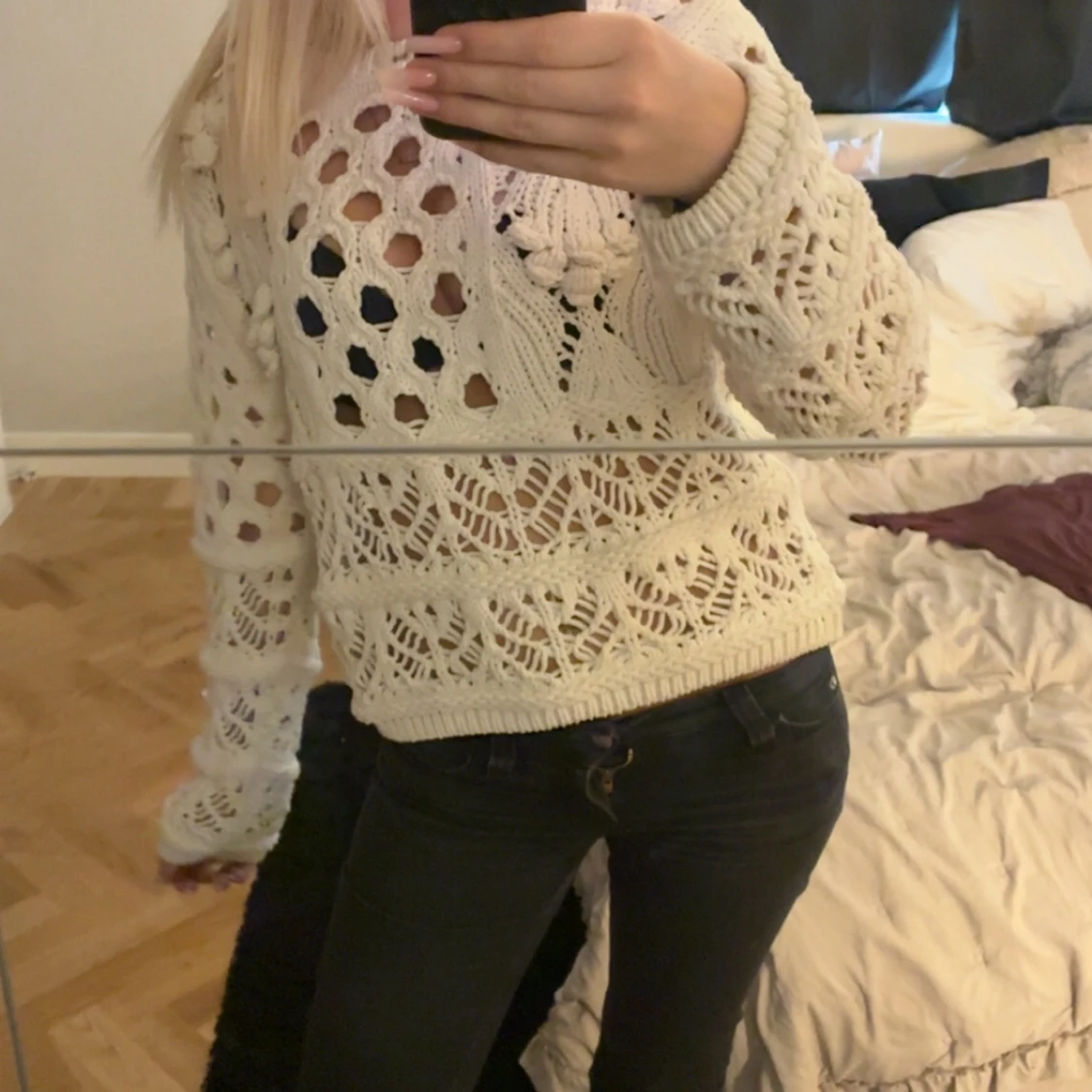 Vit stickad tröja med hålmönster