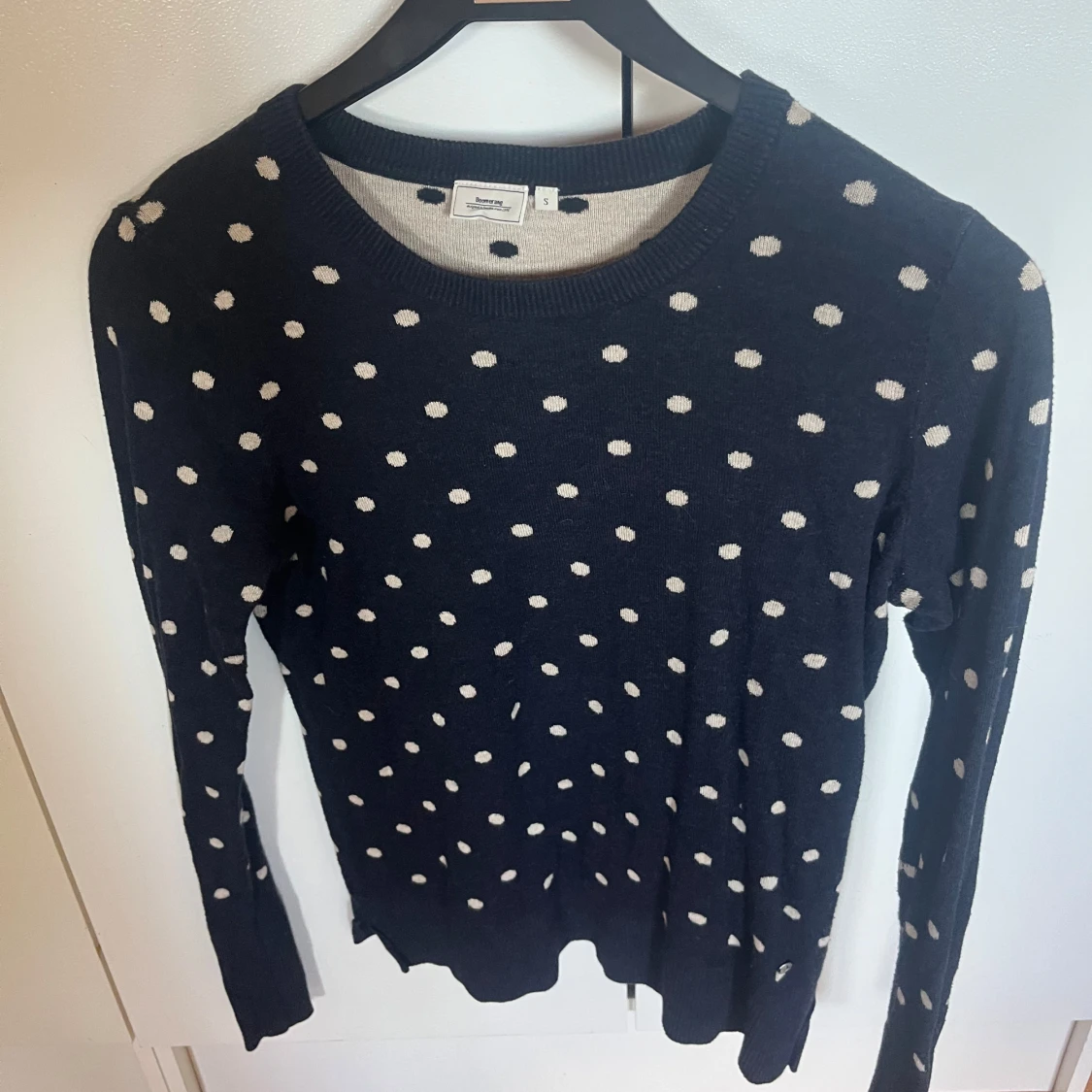 Mörkblå prickig stickad tröja Boomerang