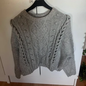 Grå stickad tröja med flätmönster - Jättefin stickad tröja som passar till hösten 