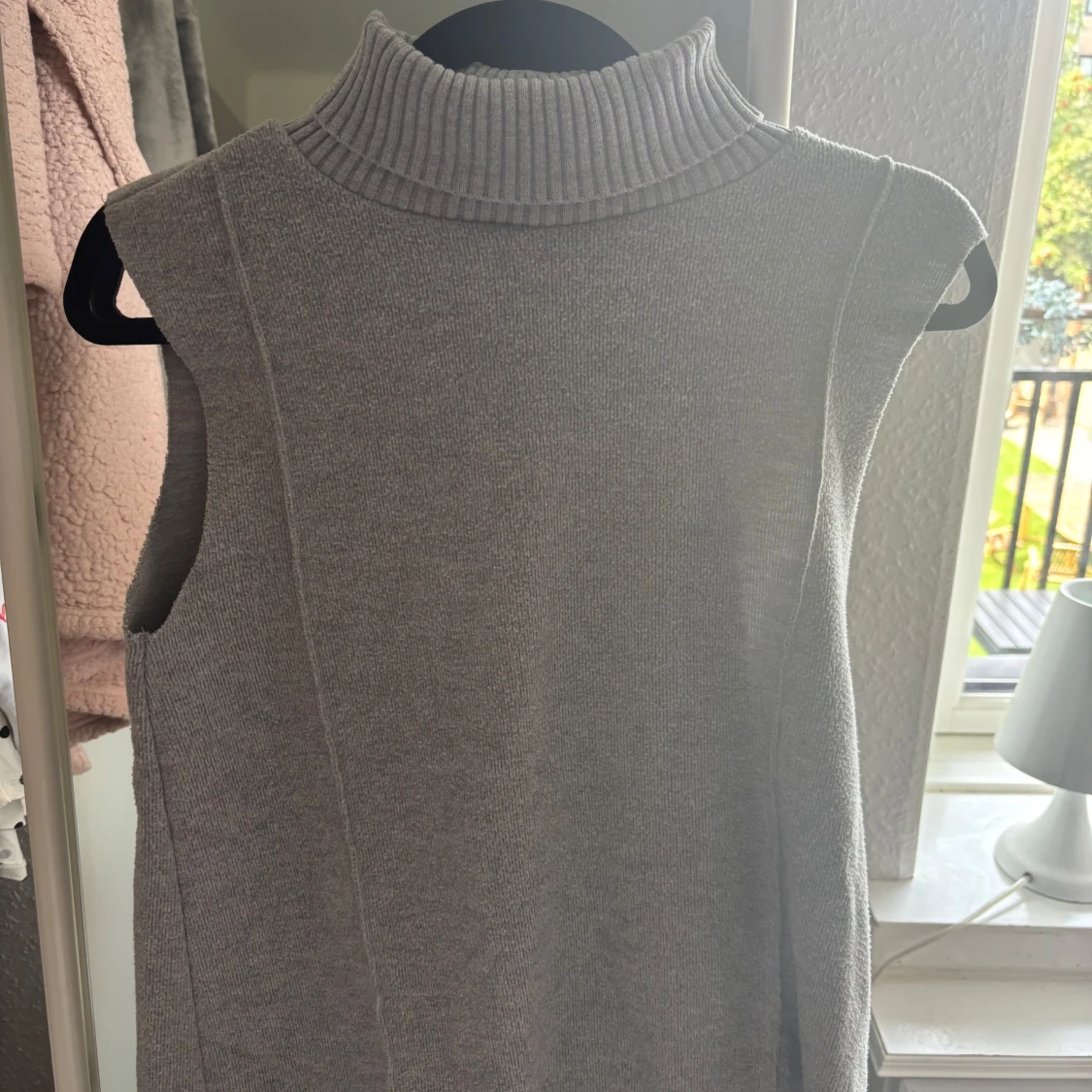 Grå stickad väst med polokrage - 1