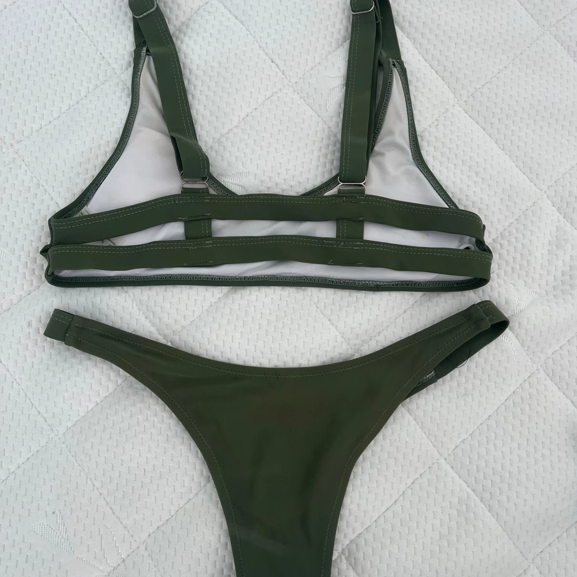 Olivgrön bikini med coola banddetaljer - 2