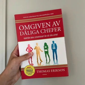 Omgiven av dåliga chefer - Upptäck varför bra ledarskap är så sällsynt och hur du hanterar hopplösa chefer och underpresterande kollegor. Med färgglada personligheter och skarpa insikter får du verktyg för att förstå och förbättra arbetsplatsen. Perfekt för unga som vill utvecklas i arbetslivet!