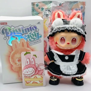 Lafufu Love med gullig Maid dress & skor - Supergulliga korallfärgade Lafufu Love Big Into Energy Love har på sig en jättesnygg ”maid” outfit med en superfin klänning med förkläde & volang och ett jättefint matchande hårband med öron & knytband! På fötterna har hon ett par helt amazingly snygga svarta skor med en dekorativ blomma! Hennes orginalkartong, foliepåsen och ett kort ingår oxå, kartongen & påsen är dock öppnade Höjd ca 17cm Allt är nytt i jättefint skick!