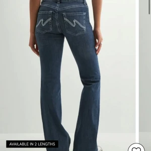Blå bootcut jeans med broderade fickor - Säljer mina blåa jeans från Nelly i storlek 38, då dom inte kmr till användning längre!!🩷