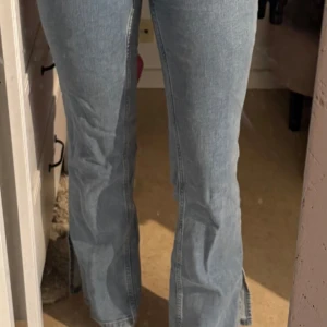 C.W. ljusblå straight jeans med slits - Säljer ett par ljusblå jeans från C.W. i modellen Hazel. De har hög midja, raka ben och en snygg slits längst ner på benen. Jeansen är tillverkade i stretchigt denim med 99% bomull och 1% elastan. Klassisk femficksdesign och läderpatch bak.