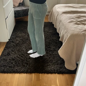Mintgröna mjukisbyxor Juicy Couture - Säljer ett par mintgröna mjukisbyxor från Juicy Couture med raka ben och breda fickor fram och bak. Byxorna har snörning i midjan och är gjorda i mjuk frotté som är superbekväm. Perfekt för chill dagar eller när du vill ha en avslappnad look. Jag är ungefär 164 och är lite för korta för mig i bena!💗🙈