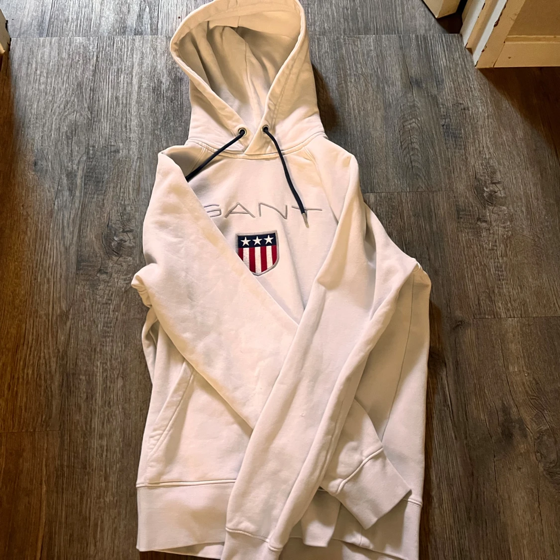 Vit hoodie från GANT med emblem - 1