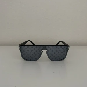 Svarta glasögon - Snygga svarta glasögon med ett fint mönster på framsidan.