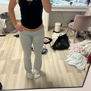 Yoga pants - Gråa yoga pants från Lager 157, säljer då jag har ett par andra som jag gillar mer. Skriv vid frågor eller fler bilder💓