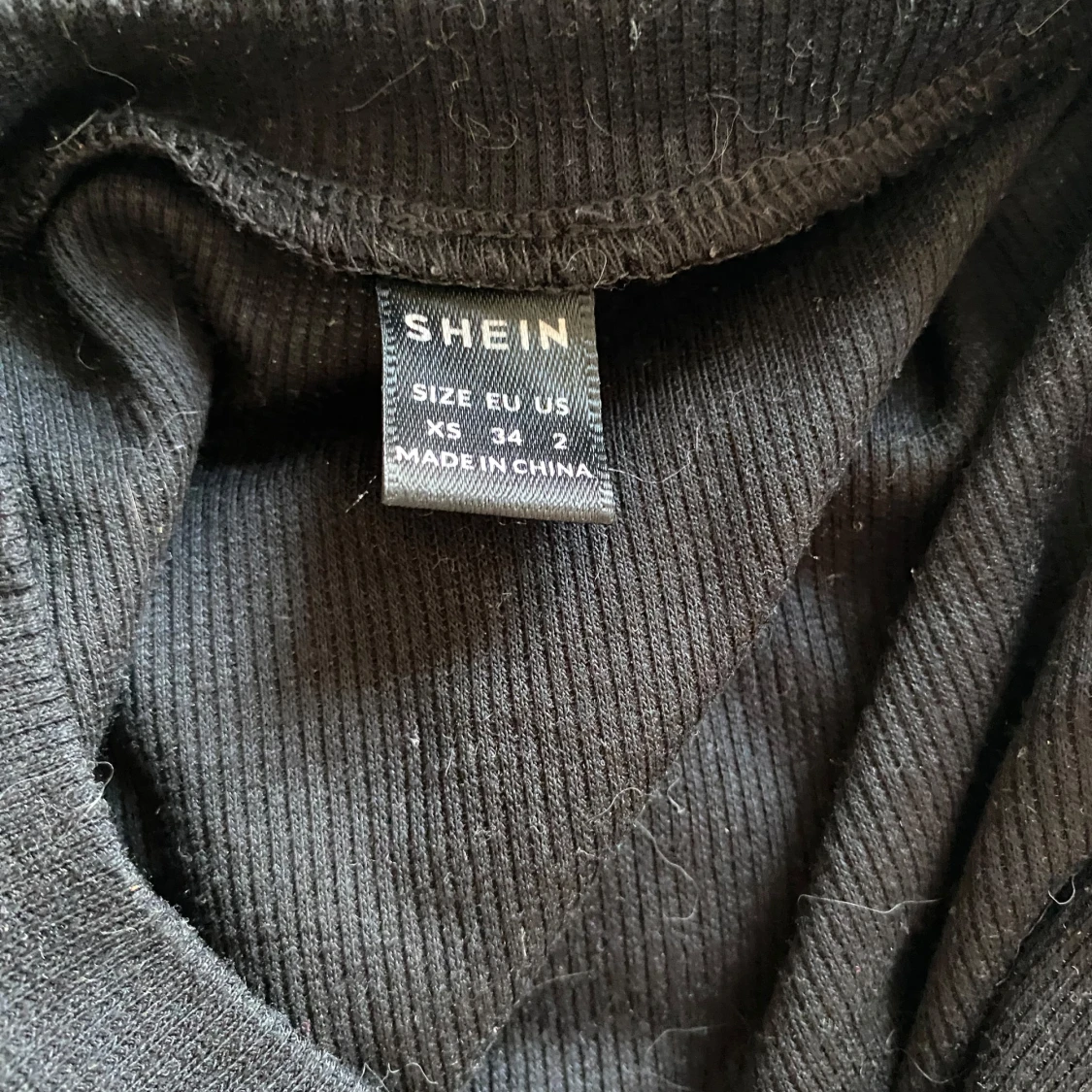 Svart croppad topp från SHEIN - 2