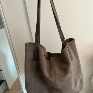 Väska från Anna Field - Så snygg väska som är köpt från zalando! Så sjukt snygg och passar till allt. Man får även platts med dator och de mesta. Perfekt väska till skolan. Den är dock lite sliten bakom handtagen (sista bilden) men inget som man ser eller tänker på. Jag tror nypriset var runt 600kr