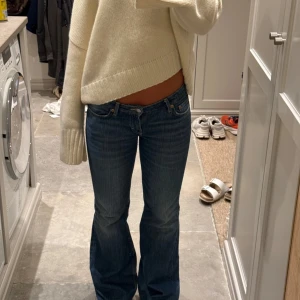 Nova low waist jeans weekday - Snygga jeans i en mörk blå färg köpta från weekday. Sparsamt använda nypris 700 kr. Storlek 28