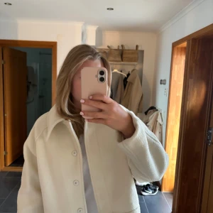 Vit höstjacka🍂☕️ - Superfin höstjacka från Gina Tricot i en cremevit färg med knappar🤩endast använd ett fåtal gånger!
