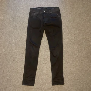 Svarta Replay Anbass Hyperflex - Säljer ett par riktigt snygga Replay jeans i storlek 32/32. Med ett skick på 8/10| Nypris: 1500kr| Hör av er vid frågor och funderingar✍️
