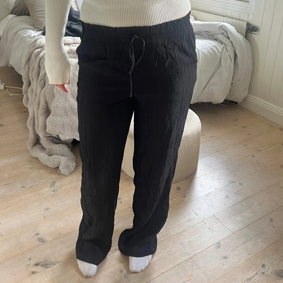 Svarta tygbyxor med snörning