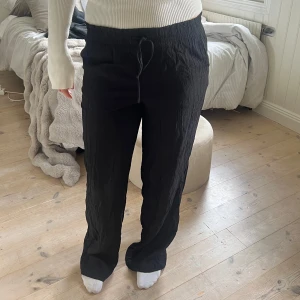 Svarta tygbyxor med snörning - Fina tyg byxor från Zara. Gott skick! 