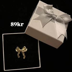 Guldig rosett ring  - Justerbar, helt ny, frakt 22kr🌸