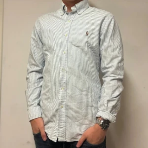 Polo Ralph Lauren Skjorta | M, Slim fit  - Säljer en sjukt fet Ralph Lauren skjorta| Nypriset ligger på ~ 1800kr, mitt pris, 499kr | Storlek M, slim fit | Jag på bilden är 181,71kg | Inga synliga defekter, därav mycket bra skick | Skriv vid intresse ! 💫😉