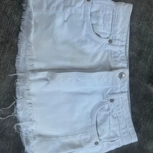 Vit jeanskjol  - Säljer en Zara jeans kjol som har lite defekter där bak, derför pågrund av priset!😊
