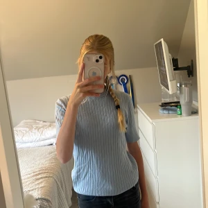 Ljusblå ribbad tröja från Object - Säljer en ljusblå ribbad tröja från Object i storlek XS. Tröjan har korta ärmar, rund hals och ett snyggt vertikalt ribbmönster. Materialet är mjukt och känns som bomull pris kan diskuteras