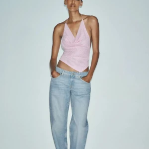 Zara jeans TRF wide leg låg midja  - Säljer dessa populära och helt slutsålda jeansen från Zara, köpta på vinted men aldrig använda av säljaren eller av mig! Säljer pga att de tyvärr inte passade mig 💞 storlek 38, S/M