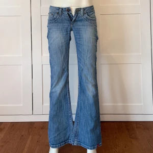 Lowwaist bootcut jeans  - Midjemått: 74, Innerbenslängd: 79, Grenmått: 18💕 Säljer massvis med fler lågmidjade bootcut jeans och lågmidjade jeansshorts! Så kika in min profil💘
