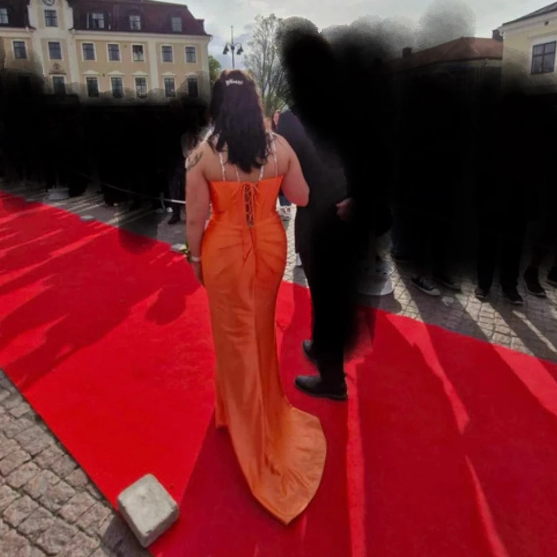 Orange långklänning med silvriga paljetter  - 1